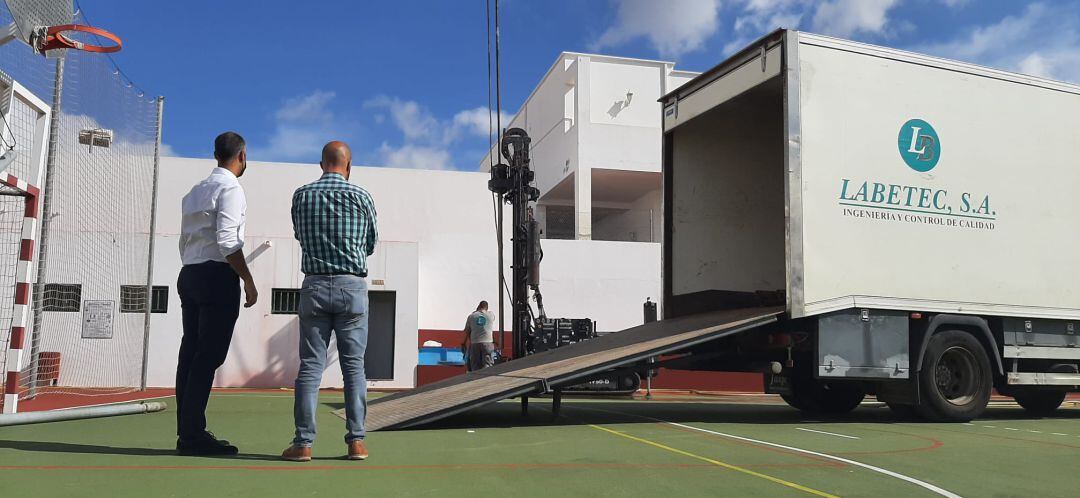 El alcalde de San Bartolomé, Alexis Tejera, y el concejal de Sanidad, Reaúl de León, visitando el lugar en el que se ubicará el nuevo Centro de Salud.