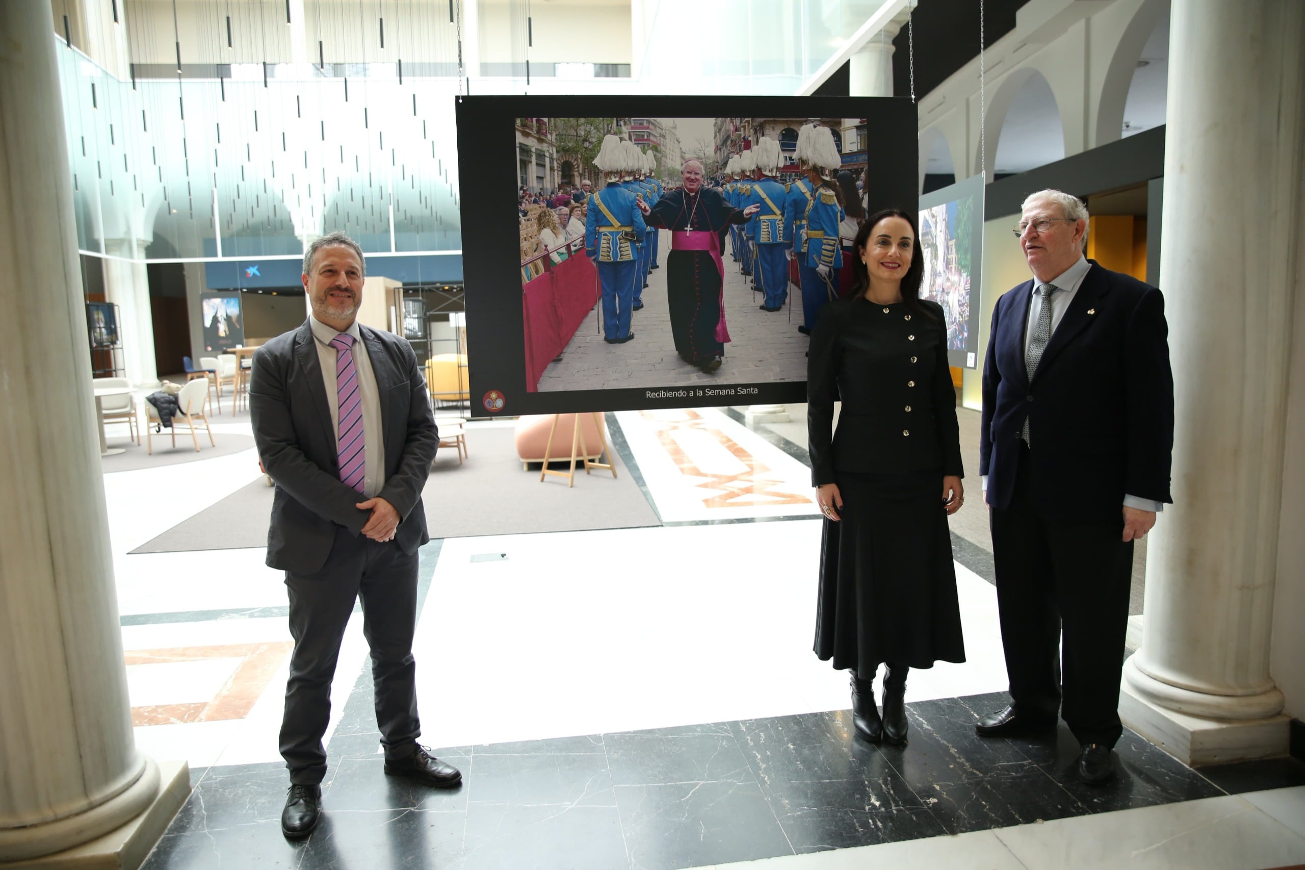 José Luis Montero, Ana Belén Morales y Paco Vélez posan junto a la fotografía premiada