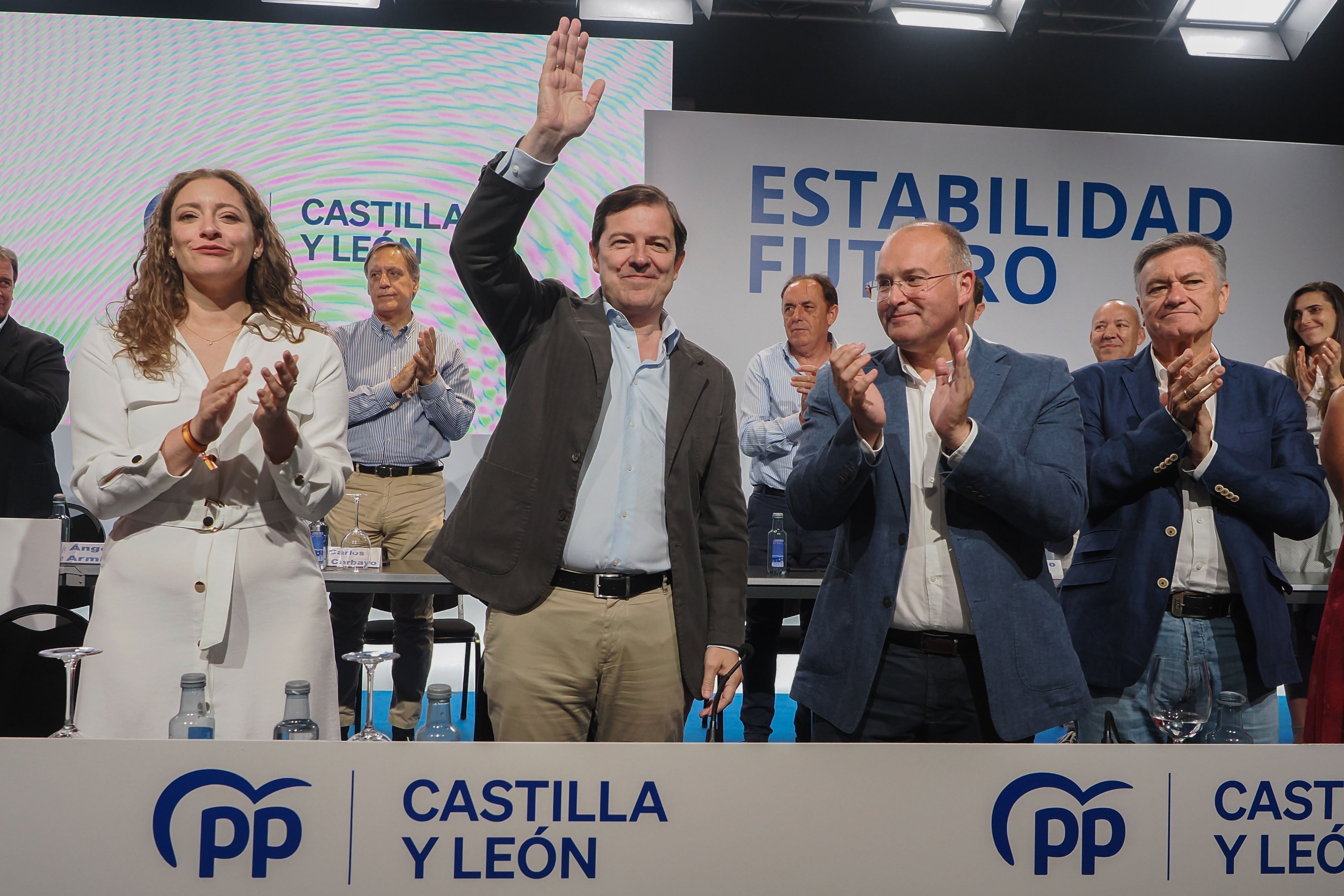 VALLADOLID, 21/07/2025.- El secretario general del PP, Miguel Tellado (2d), el presidente del Partido Popular de Castilla y León, Alfonso Fernández Mañueco (2i) y la portavoz popular en el Congreso, Ester Muñoz, clausuran en Valladolid el Comité Ejecutivo de la Junta Directiva Autonómica del PPCyL. EFE/R. GARCÍA.

