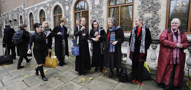 Varias pastoras anglicanas en sede de una Iglesia en Londres