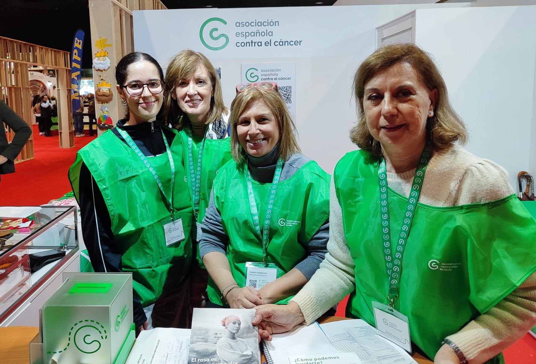 Voluntarias en el stand de la Asociación Contra el Cáncer cedido por la organización de SICAB 2023