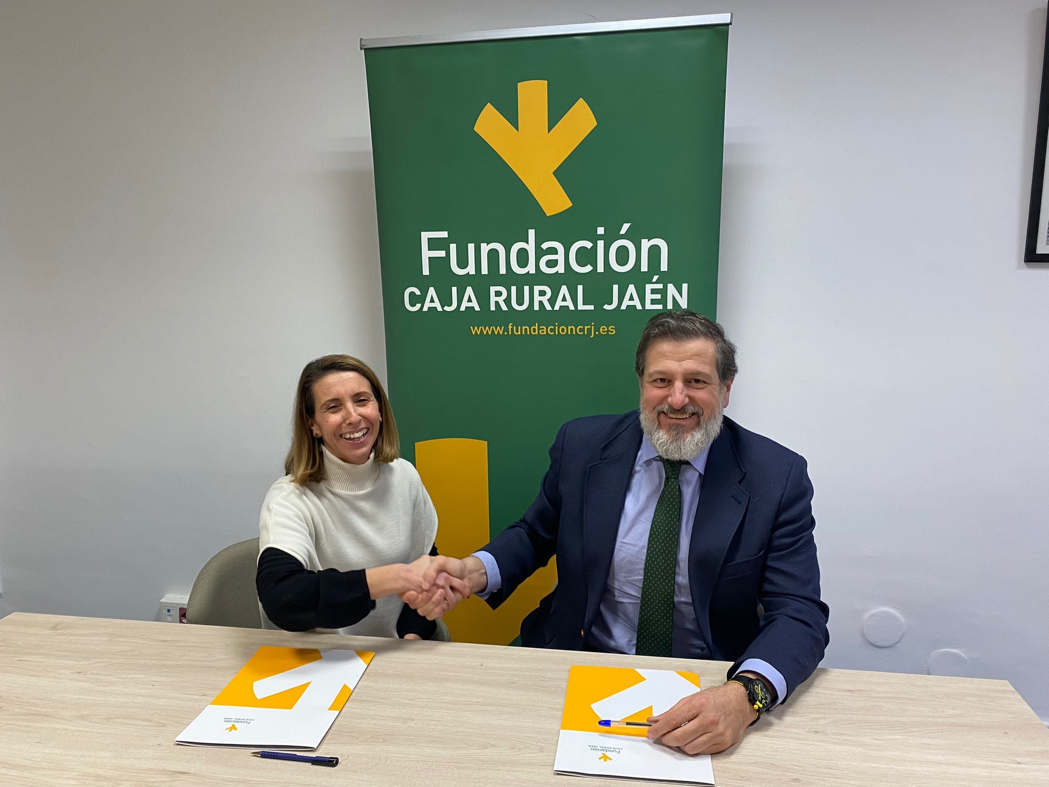 El gerente de la Fundación Caja Rural de Jaén, Luis Jesús García-Lomas, y lapresidenta de Manos Unidas Jaén, Lidia María Casado.