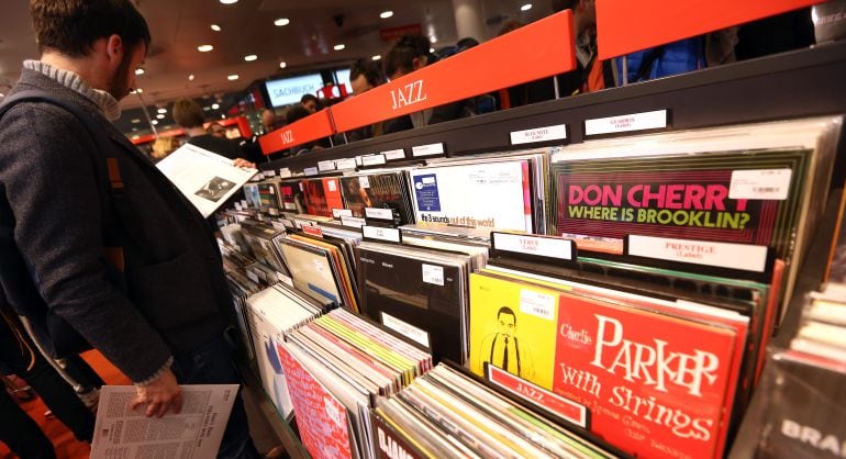 Un hombre busca discos en una tienda de Nueva York