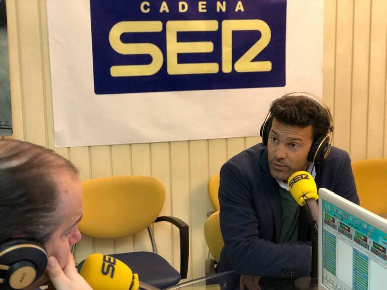 Carlos Pérez, entrevistado por Eugenio Camacho en los estudios de Radio Jerez-Cadena SER