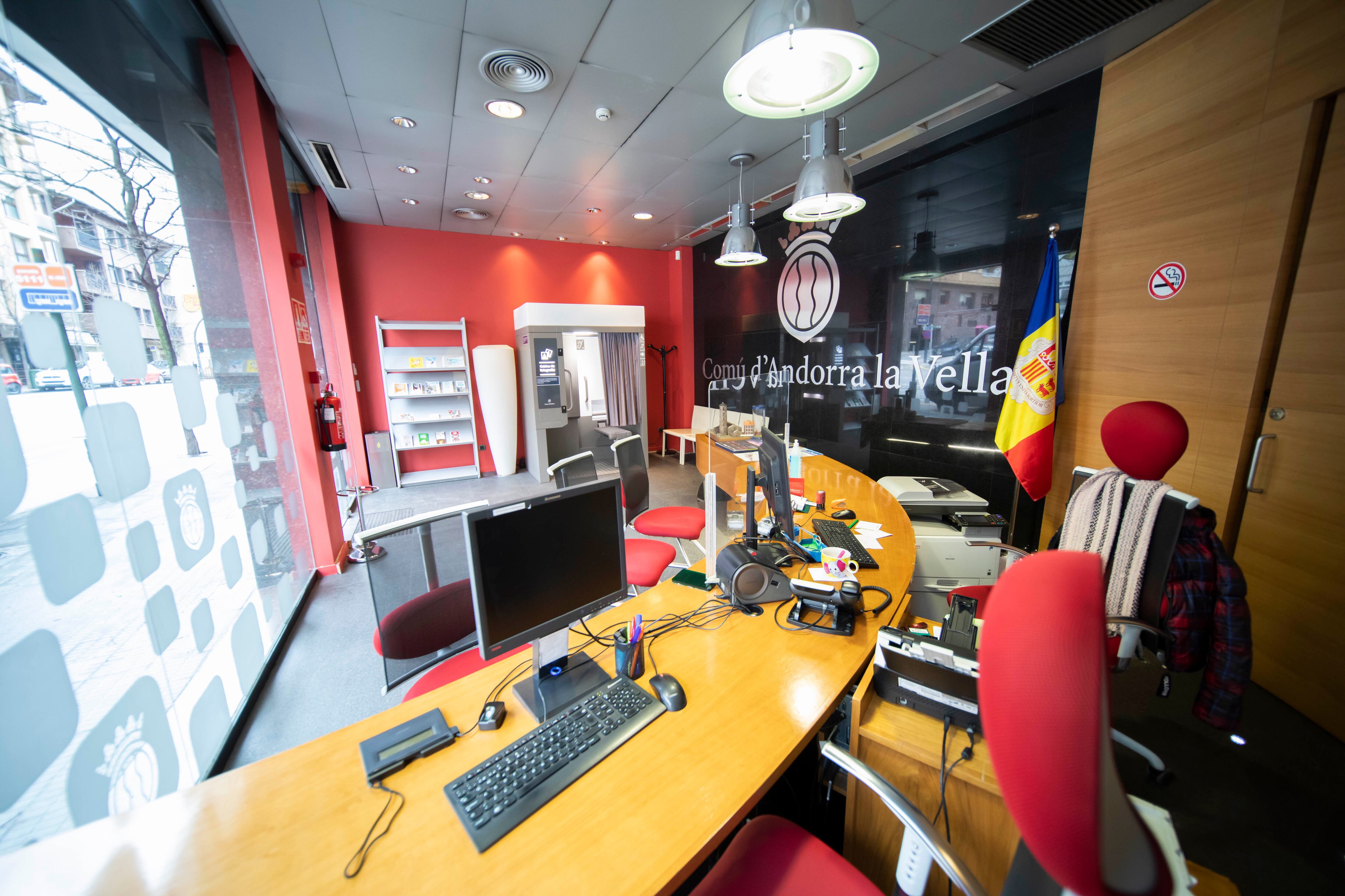 Interior de l'oficina de tramits de Santa Coloma. L'equipament tancarà una setmana partir de dilluns per reformes.