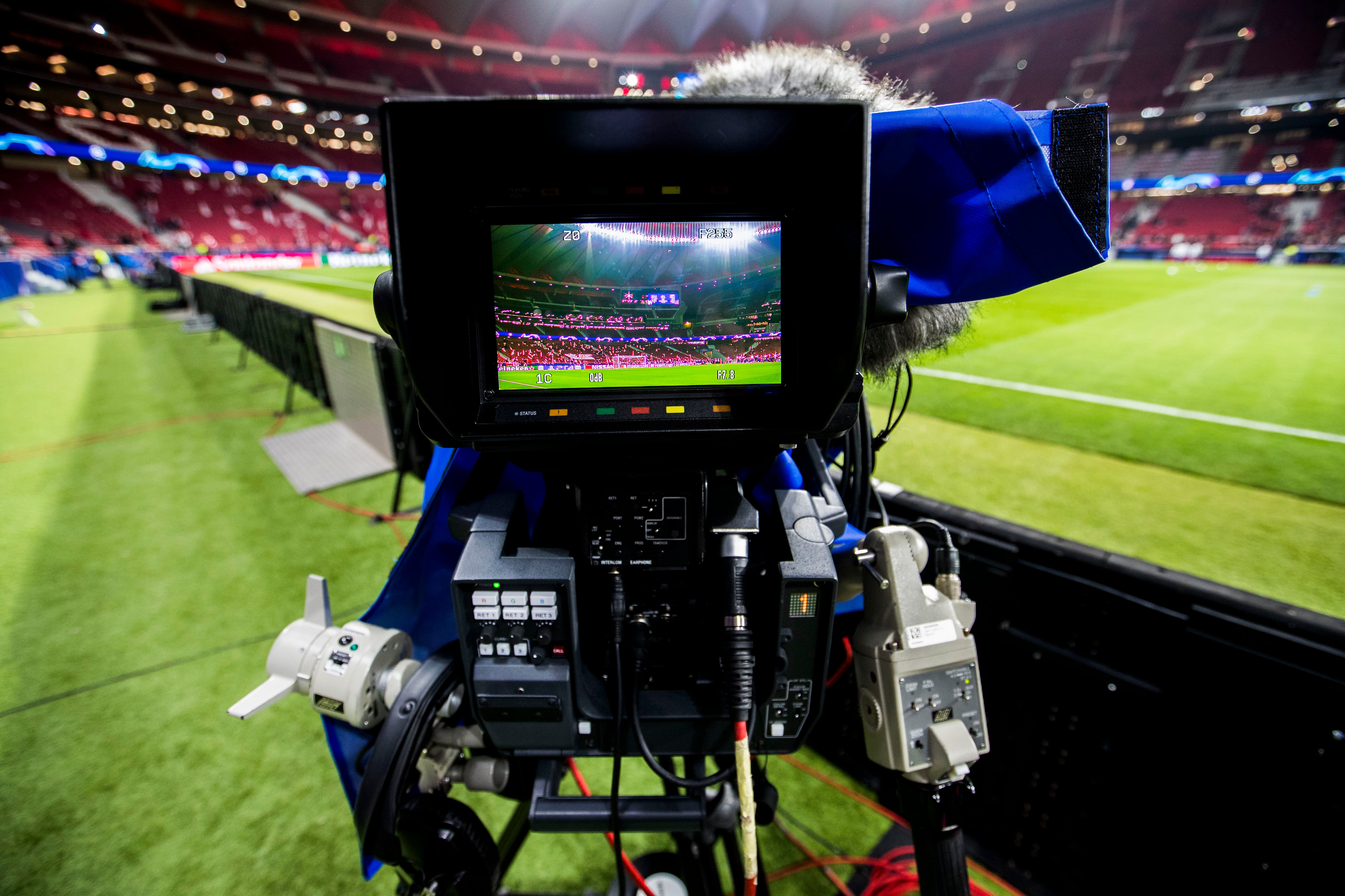 Una cámara graba antes de un partido del Átletico de Madrid