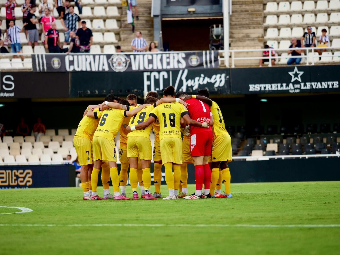 Los jugadores del Hércules en el centro del campo del estadio de Cartagonova