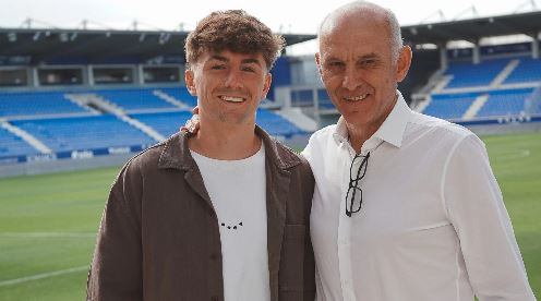 Manu Rico junto al director deportivo de la SD Huesca Ángel Martín González