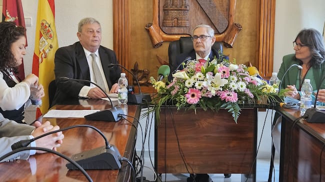 Momento de la intervención de Antonio Fernández Valadés, presentando a su hermano Ricardo