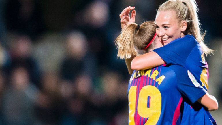 Toni Duggan y Bárbara celebran un gol del Barcelona féminas