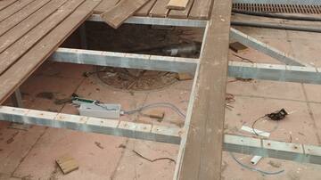 Un barco decorativo permanece varios años instalado en el muelle del Puerto de Castellón sobre una boca de incendios y canales de desagüe