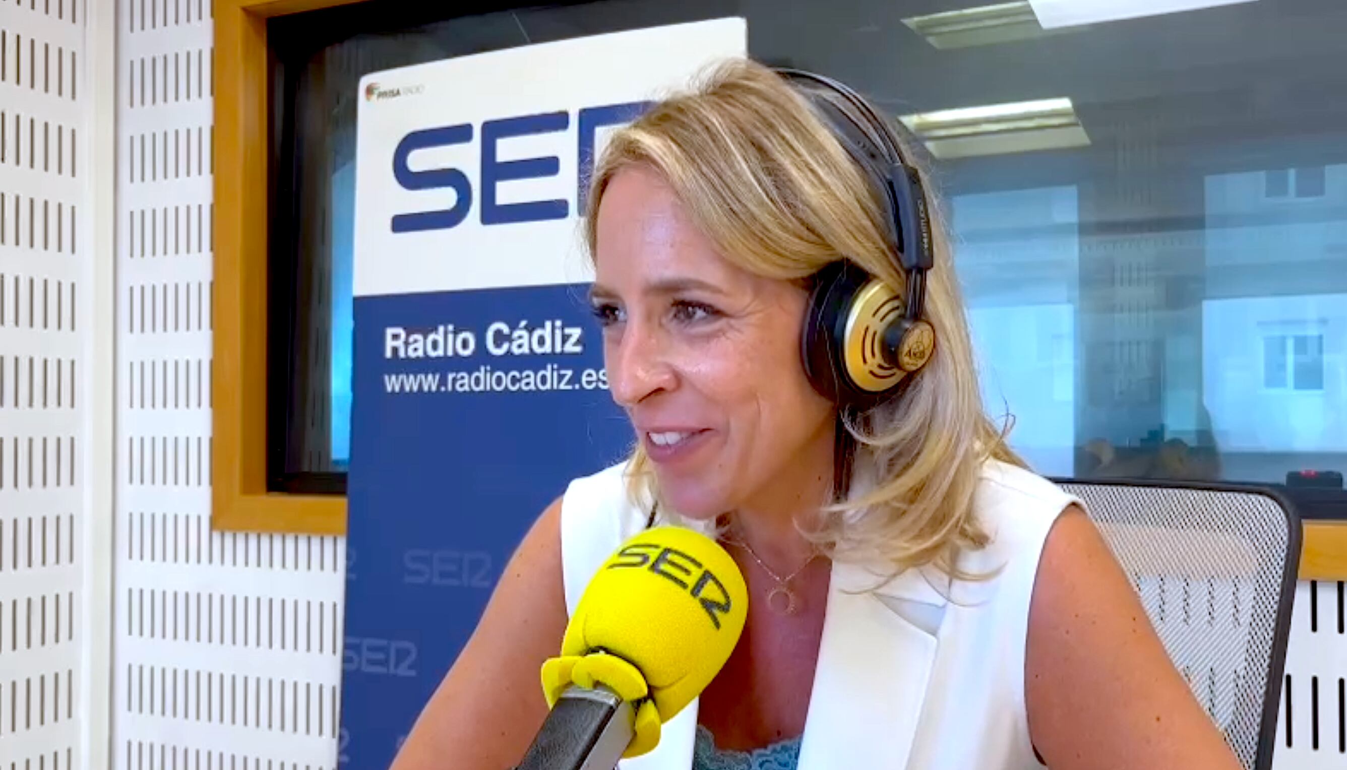 Almudena Martínez del Junco en los estudios de Radio Cádiz