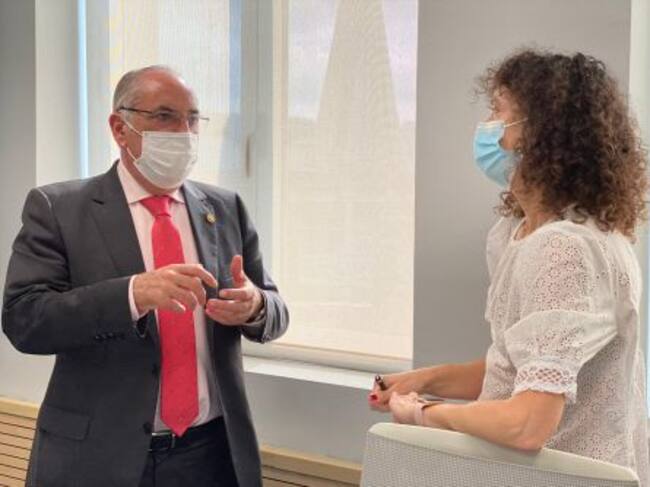 Iñaki Arriola, en los estudios de Radio Bilbao con Eva Domaika