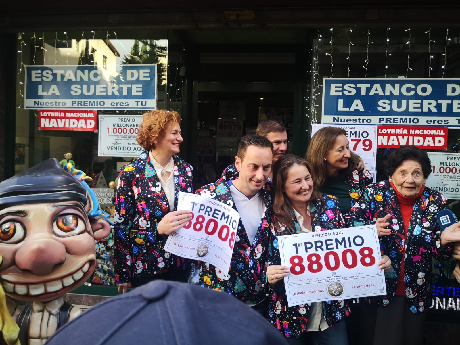 Los hermanos Julio y Rosa Acebal posan con el cartel que les acredita como vendedores de un décimo del Gordo.