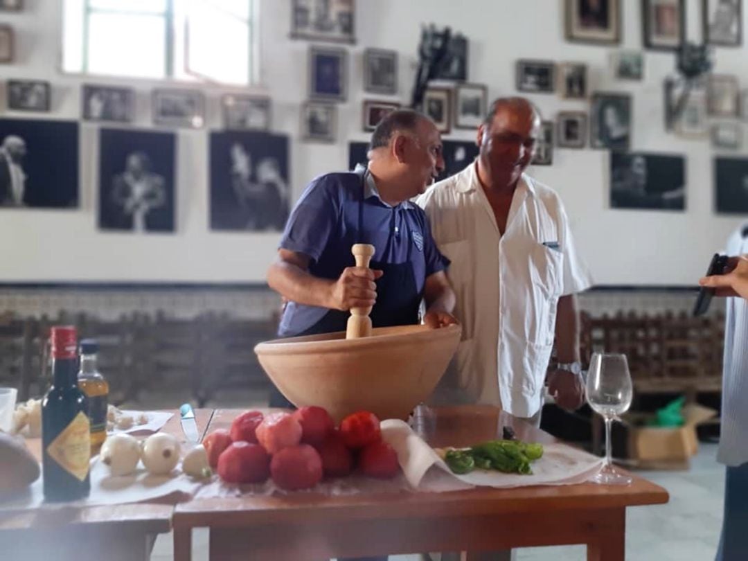 Manuel Valencia, majando el gazpacho junto a su tío Antonio Lazo