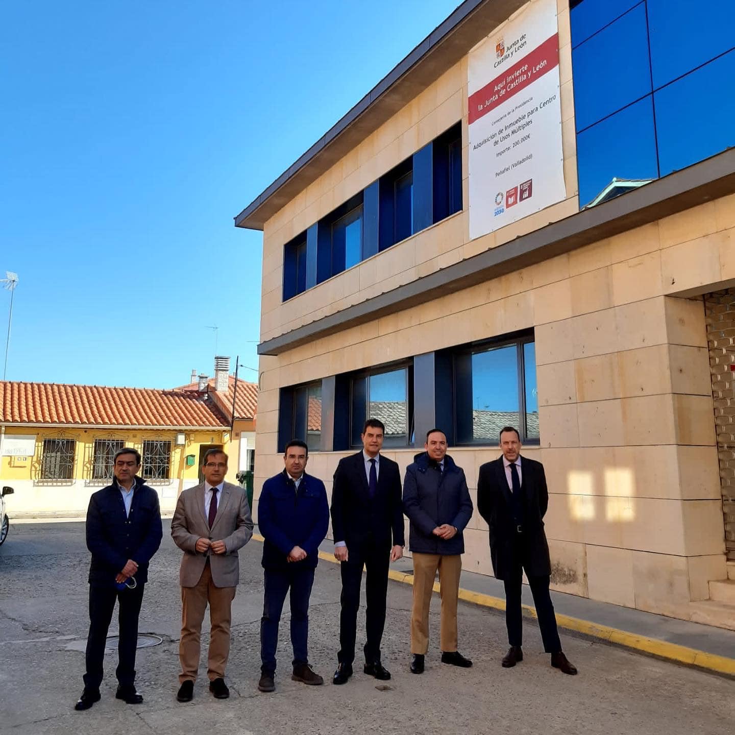 La representación institucional de Junta, Diputación y Ayuntamiento frente al nuevo edificio