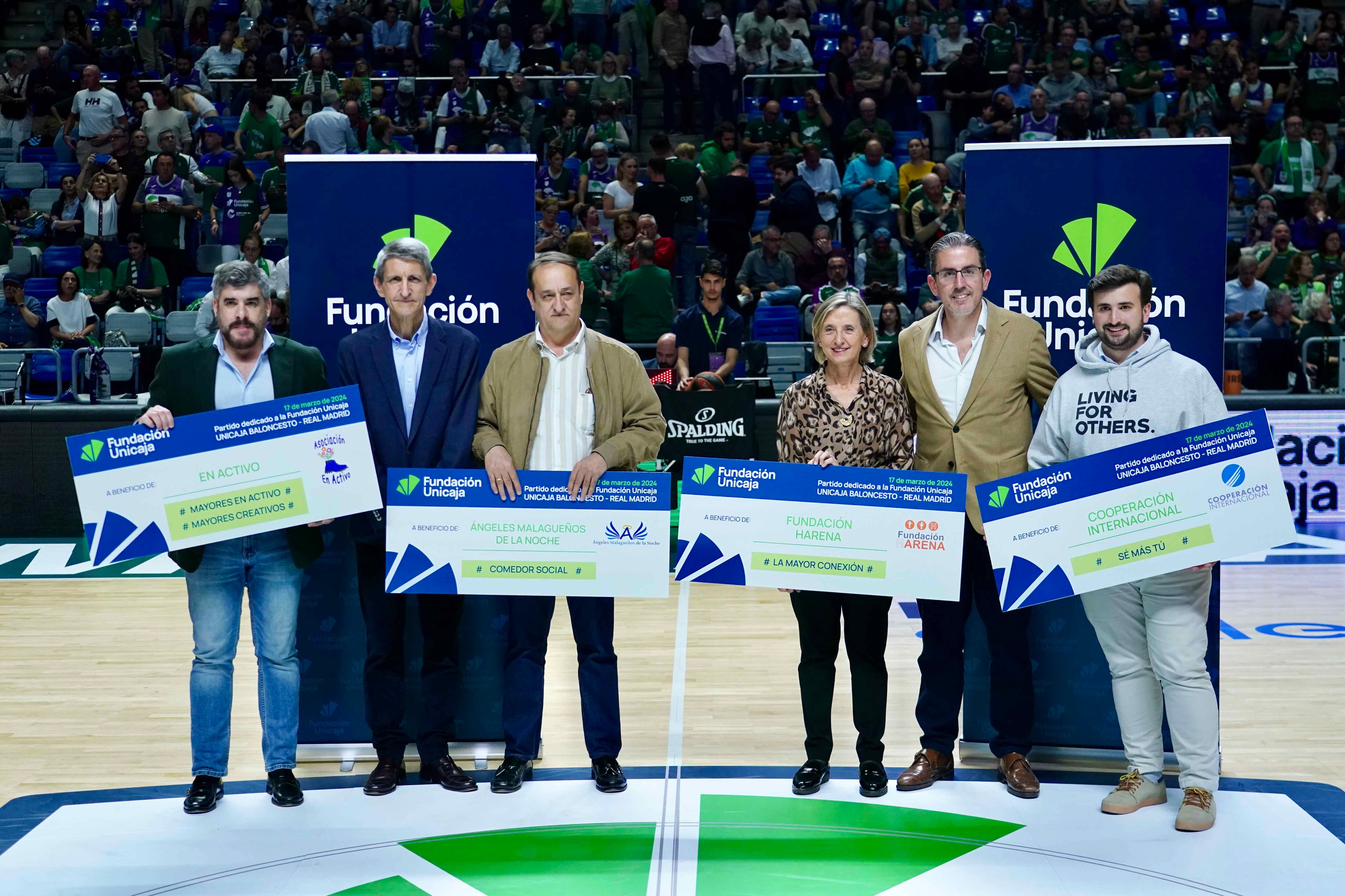 La Fundación Unicaja ha hecho entrega de sus cheques solidarios destinados a los proyectos sociales de cuatro asociaciones durante el partido que ha enfrentado al Unicaja y al Real Madrid