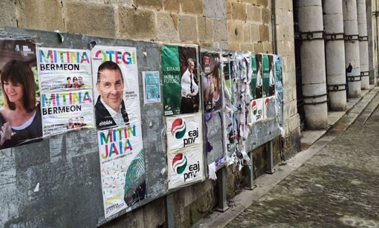 Carteles en la plaza de Bermeo, ninguno con el candidato del PP