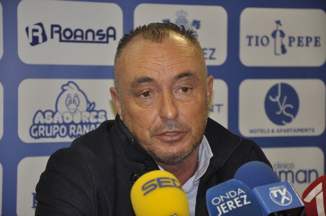 Josu Uribe durante una rueda de prensa en Chapín