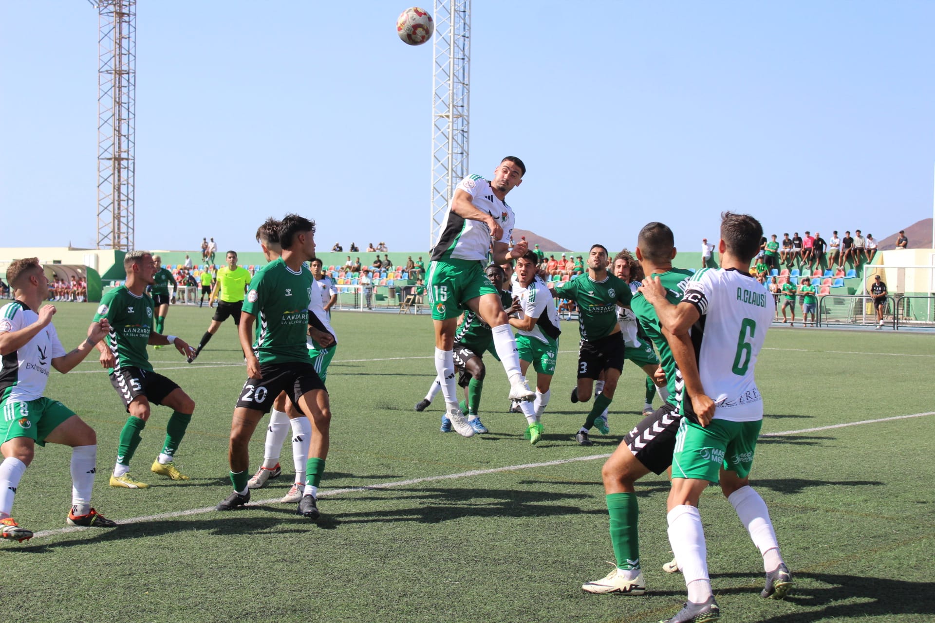 Jugadores del Unión Sur Yaiza intentan defender un ataque del Cacereño.