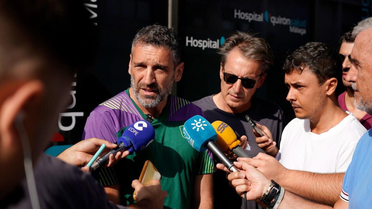 Ibon Navarro hablando ante los medios de comunicación