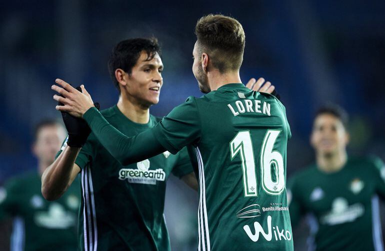 Loren Morón y Mandi celebran el gol del Betis ante el Alavés en Mendizorroza.