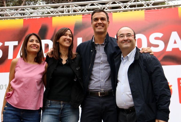 Pedro Sánchez junto a los representantes del PSC que hoy han acudido a la popular Fiesta de la Rosa en Gavá 