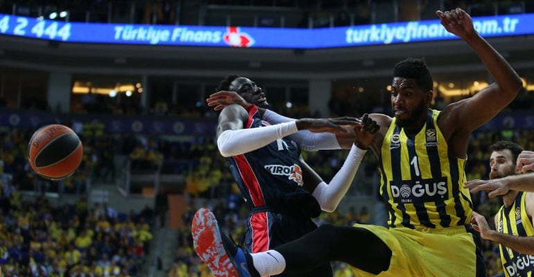 El jugador del Baskonia Ilimane Diop (i) lucha por el balón con Jason Thompson, del Fenerbahce, durante el partido