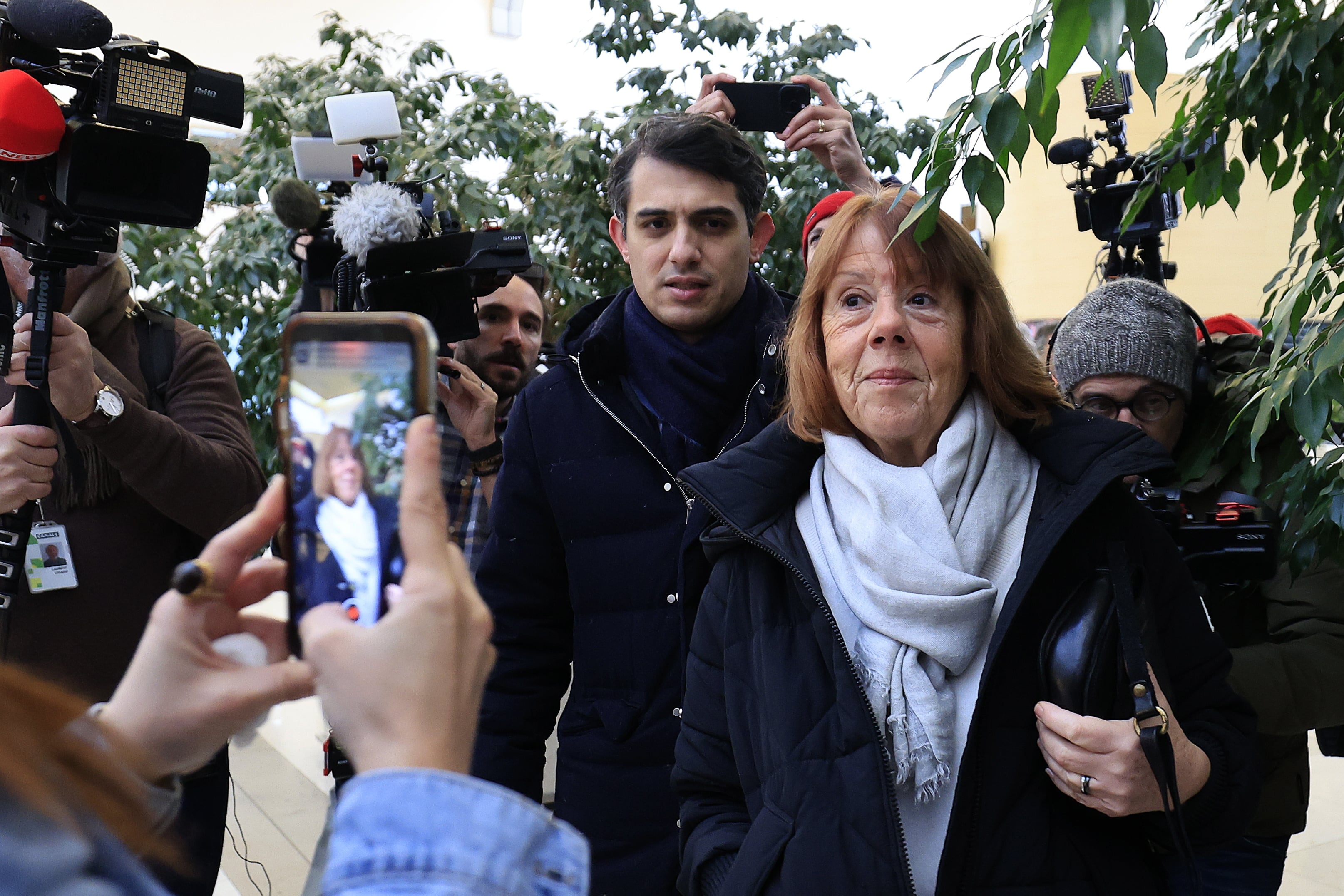 Gisèle Pelicot, junto a su abogado Stephane Babonneau, llega al juzgado.