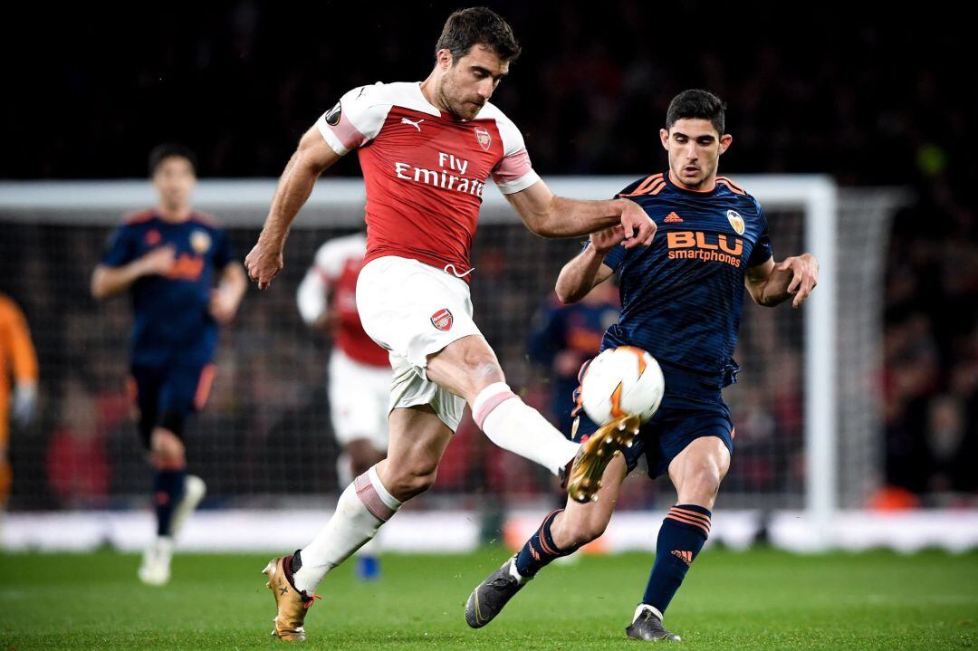 EPA5522. LONDRES (REINO UNIDO), Sokratis Papastathopoulos (i) del Arsenal disputa un balón ante Gonzalo Güedes (d) del Valencia este jueves, durante el partido de ida de la semifinal de la Liga Europea UEFA, entre el Arsenal FC y el Valencia CF, en Londres (R.Unido). EFE, Neil Hall