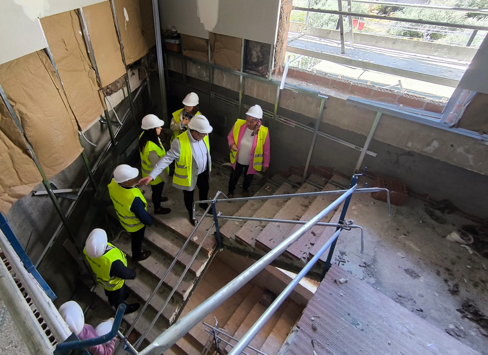 Otro momento de la visita a las obras de la Residencia de Mayores de Bélmez de la Moraleda