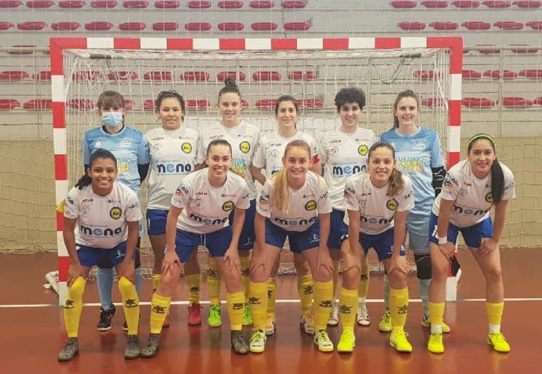 Equipo del Salesianos Femenino fútbol sala, formando antes de su último partido