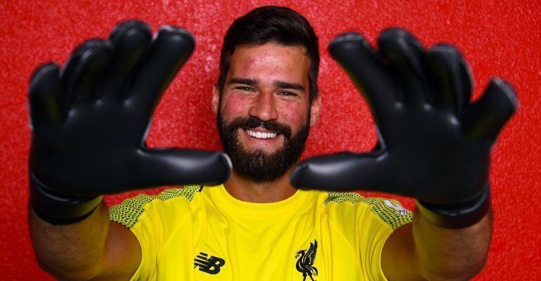 Alisson posa con la indumentaria del Liverpool