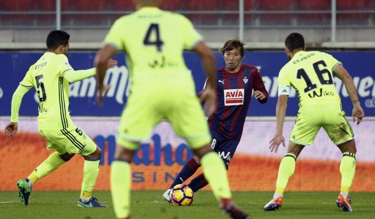 GRA384. EIBAR (GIPUZKOA).- El centrocampista japonés del Eibar, Takashi Inui (c) lucha por el balón con el centrocampista brasileño Petros Matheus (i) y el delantero Cejudo (d) del Betis durante el partido de la decimotercera jornada de Liga que disputan 