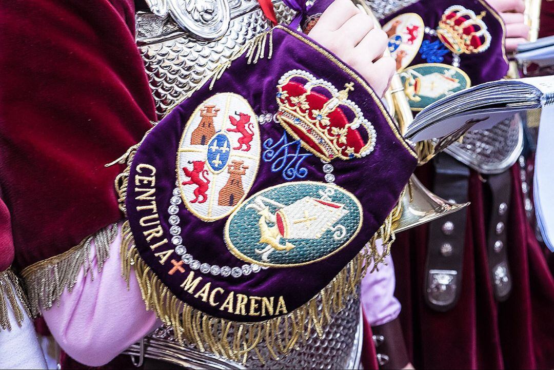 Imagen clásica de la Banda de Cornetas y Tambores de la Centuria Romana Macarena en la Madrugá del Viernes Santo