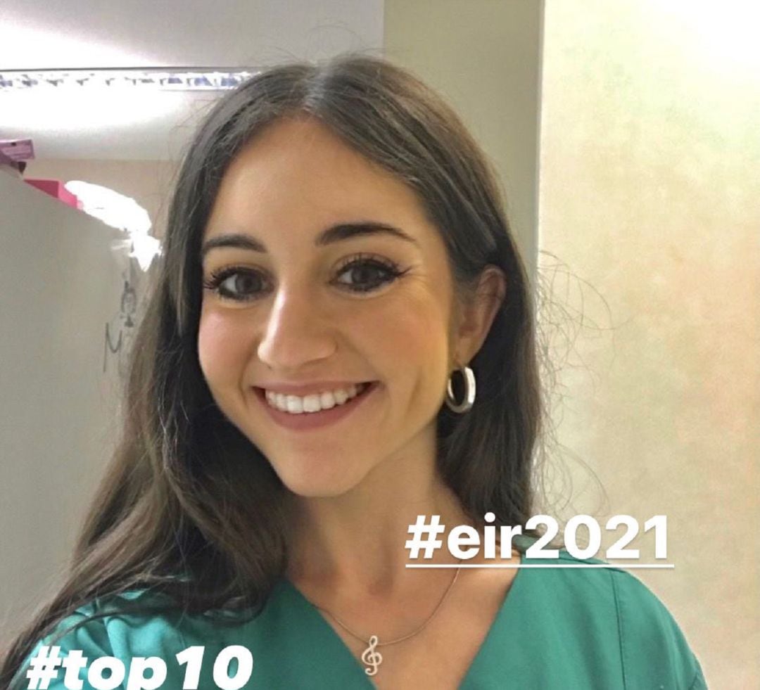 Marta Pérez Castejón, felicitada por los compañeros de la Facultad de Enfermería de la Universidad de Murcia