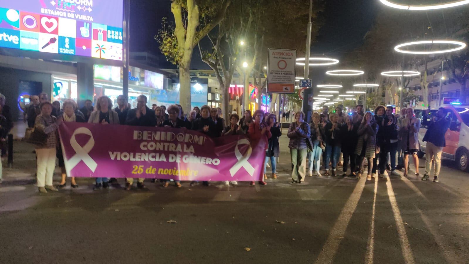 Marcha reivindicativa organizada por la Asociación de Amas de Casa de Benidorm con motivo del 25N