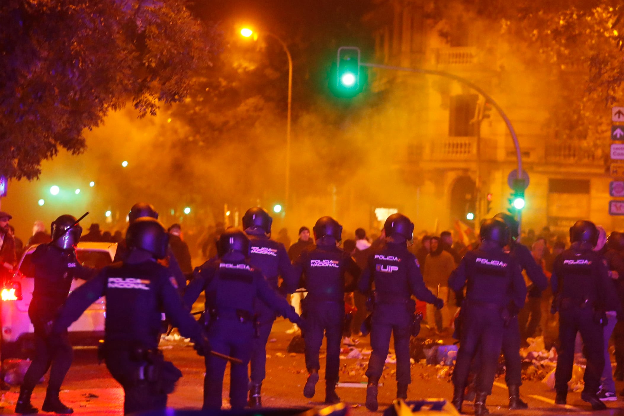 Agentes de la Policía Nacional intervienen frente a la sede del PSOE en la calle Ferraz, en Madrid . EFE/ J.P. Gandul