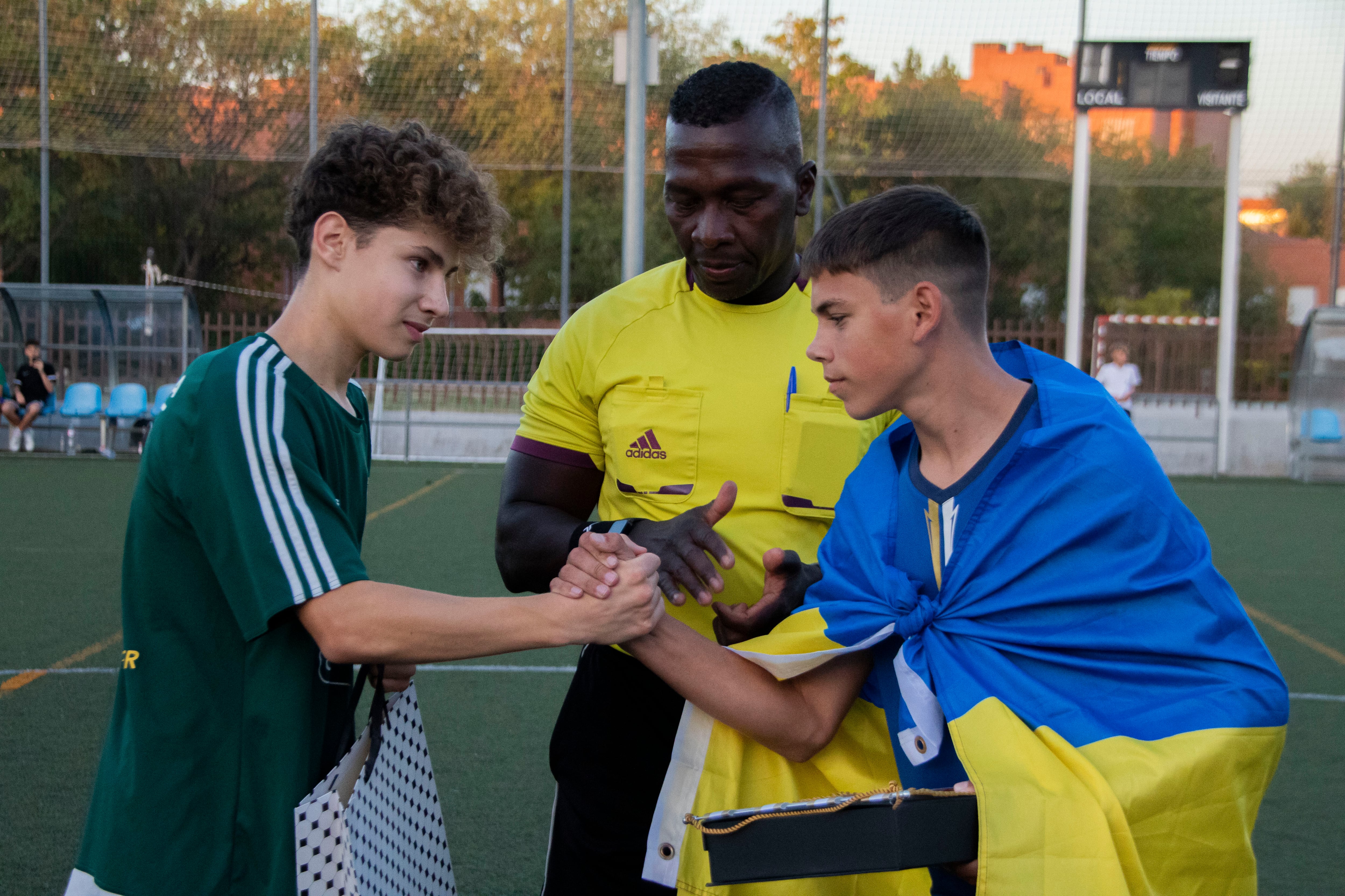 Triangular entre el Alcobendas CF, el Club Deportivo Base y 34 niños refugiados procedentes de Ucrania