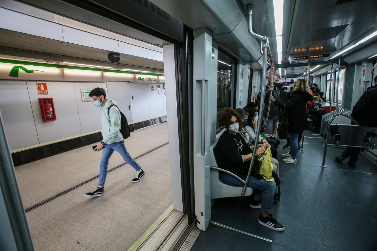 Pasajeros en el Metro de Sevilla