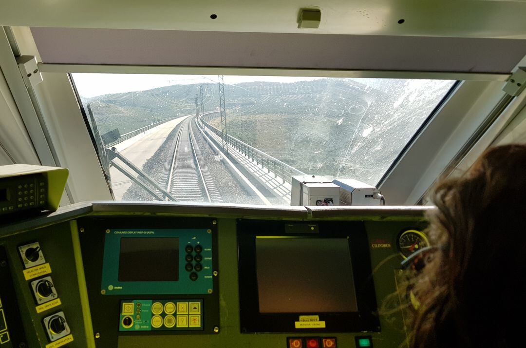 Trayecto en pruebas de un tren laboratorio de alta velocidad de ADIF entre Antequera y Granada