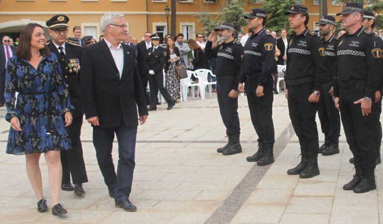 José Vicente Herrera pasa revista junto a la concejal Menguzzato y el alcalde Ribó en la fiesta del día de la Policía Local