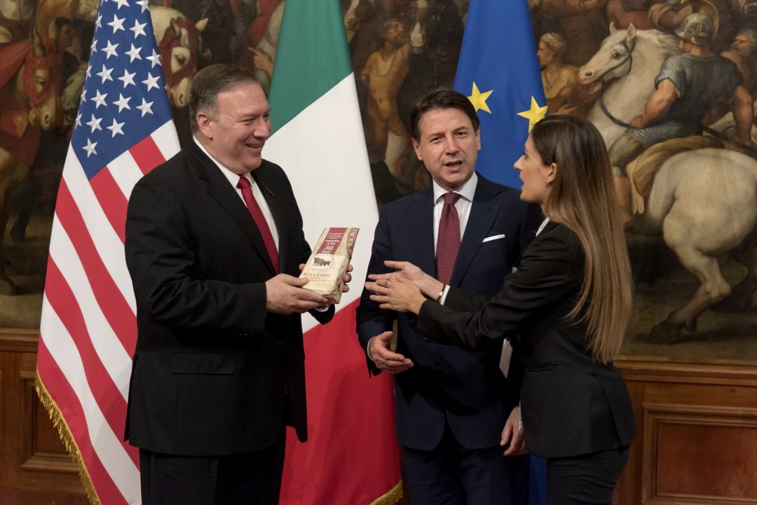 Pompeo recibió un queso contra los aranceles