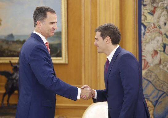 El Rey recibe en el Palacio de la Zarzuela al presidente de Ciudadanos, Albert Rivera, en la tercera y última jornada de su ronda de consultas con las formaciones políticas parlamentarias.