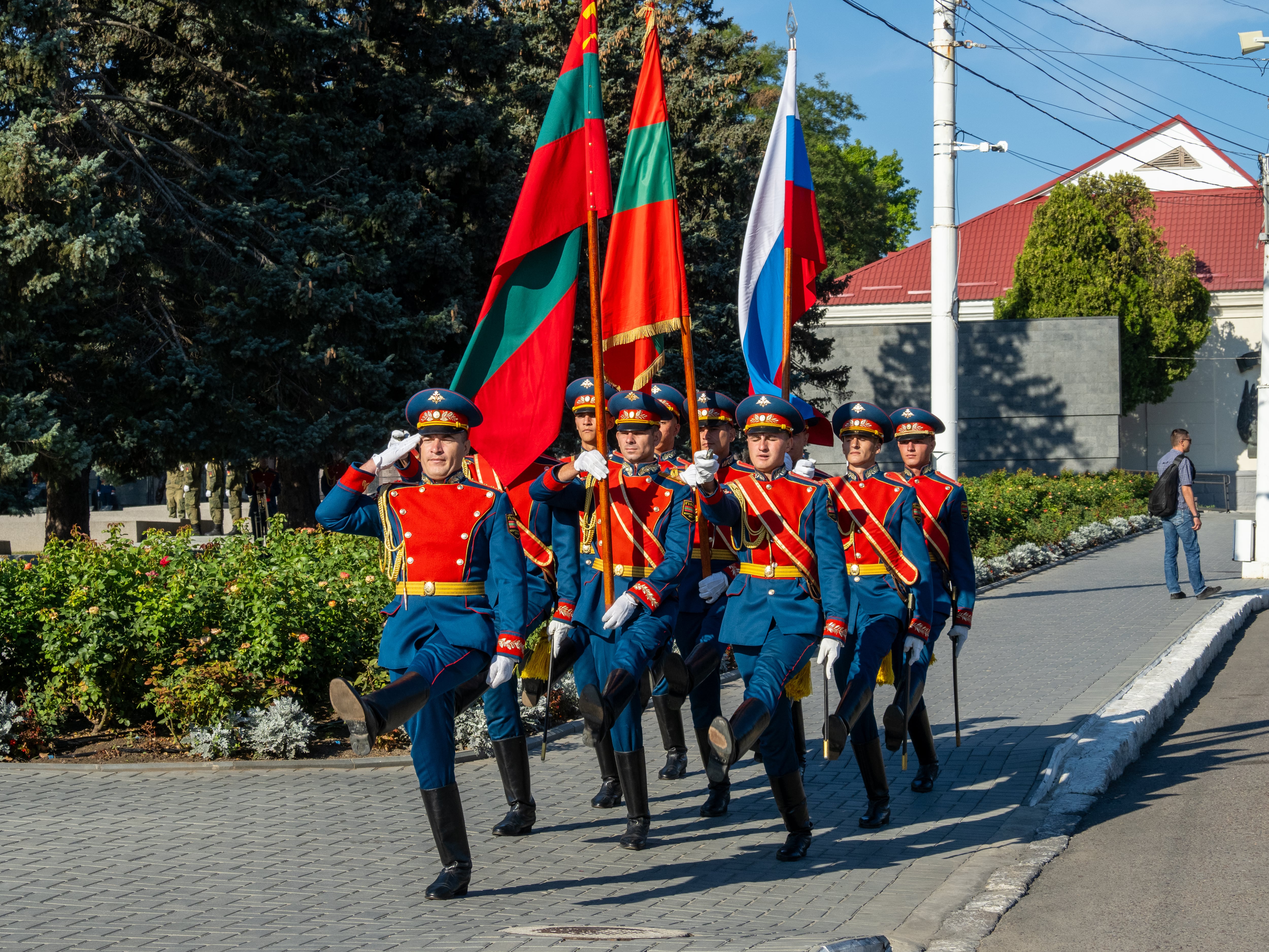 Guardias de Transnistria desfilan con la bandera de la región, heredada de la época soviética, y con la de Rusia por las calles de Tiraspol