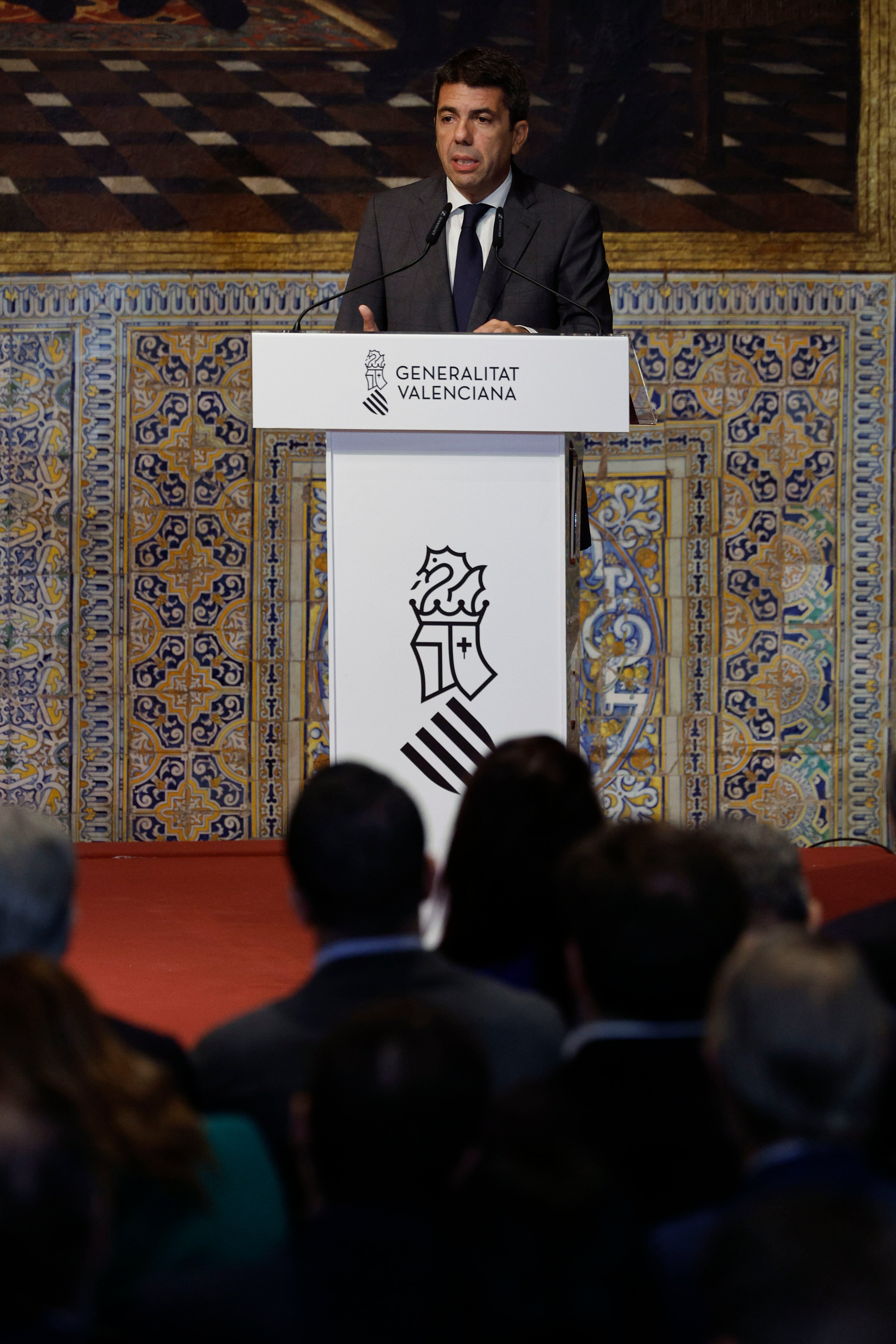 VALENCIA, 26/11/2024.- El president de la Generalitat, Carlos Mazón, durante la toma de posesión de los nuevos consellers del Gobierno valenciano, tras la destitución de Salomé Pradas y Nuria Montes, para hacer frente a los problemas originados por la dana del 29 de octubre. EFE/ Kai Forsterling
