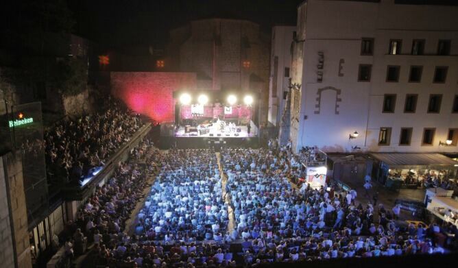 Imagen del lleno en la plaza de la Trinidad en el concierto de Dee Dee Bridgewater