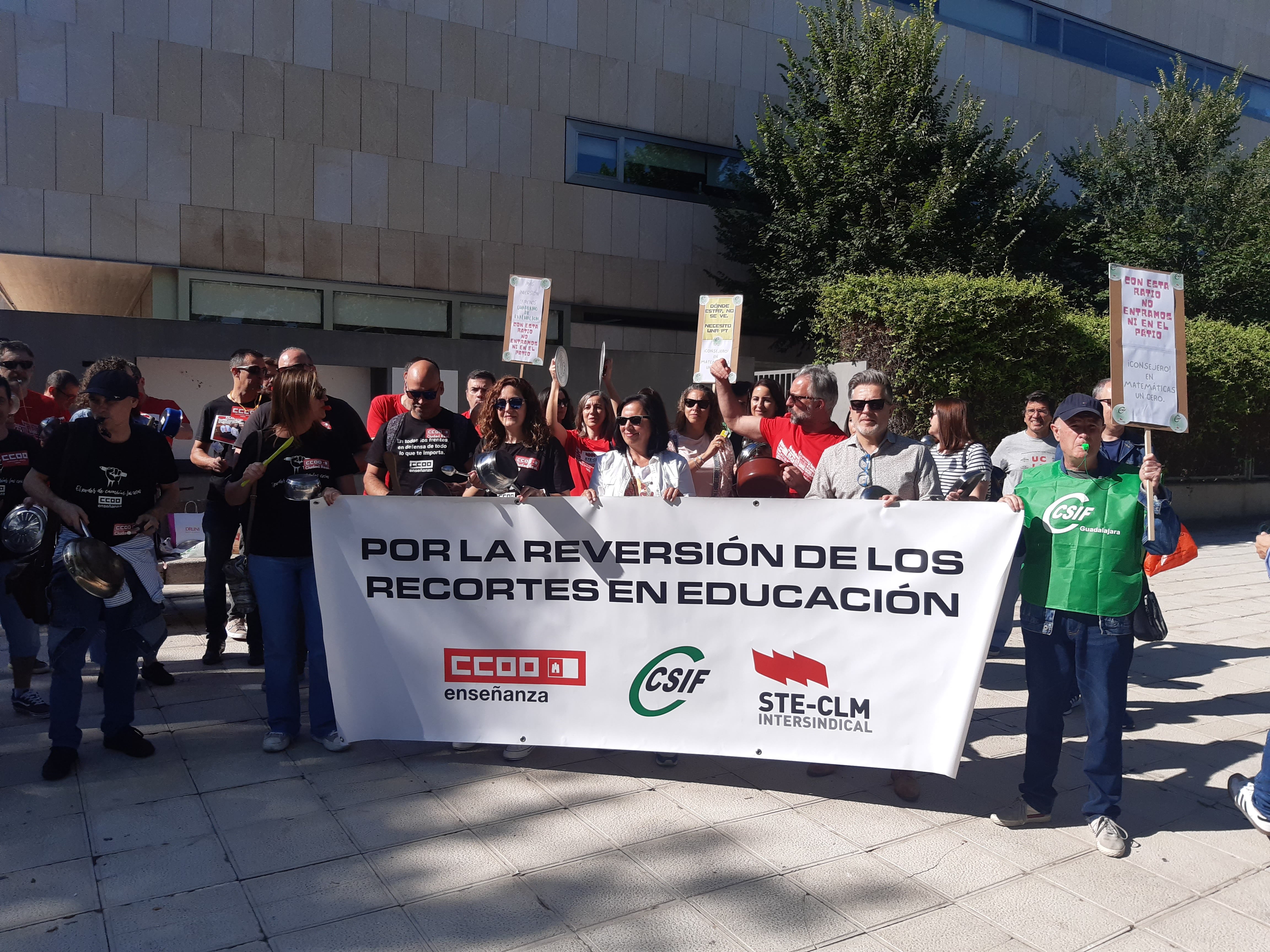 Los sindicatos CSIF, STE y CC.OO. se han manifestado a las puertas de la Consejería de Educación de Castilla-La Mancha situada en Toledo