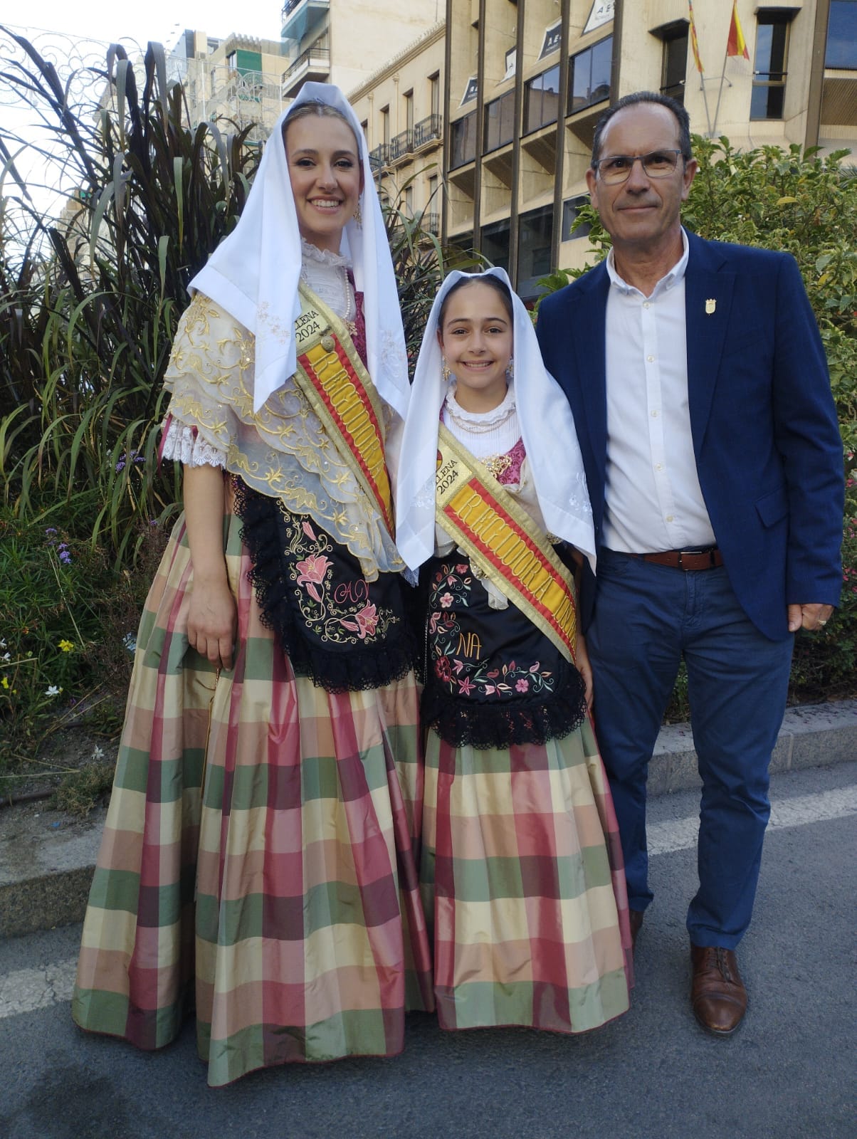 Regidoras de Villena con el concejal de fiestas