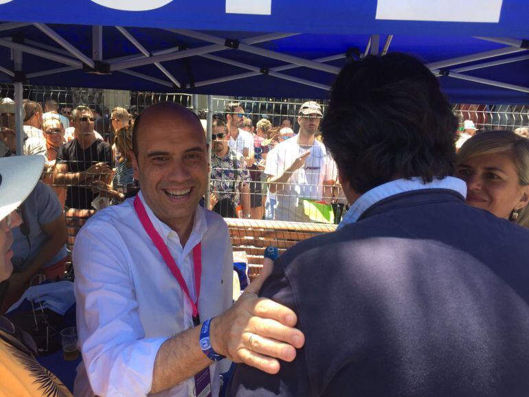 El alcalde, Gabriel Echávarri, saluda a Fernando Sepulcre, antes del inicio de la mascletá